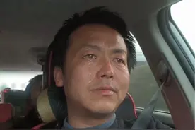 货车司机带偏瘫妻子跑车4年，妻子旧疾复发后去世，收拾车内遗物时他泪如雨下……