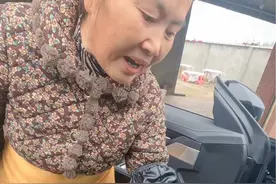给我妈带了那么多东西回去，还不欢迎我，看我穿丝袜又日觉我一顿#惹毛妈妈的一百种方式 #我太难了😂 #母女日常 #抖音商城 #秋冬新品试吃官视频封面