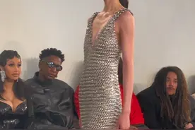 #VOGUE➕在现场 ON AIR｜Balenciaga 2023秋冬高定系列于巴黎精彩上演，#刘雯 身穿金属锁链裙登上秀场，完美展现了优雅与力量碰撞的美感💥 在悠扬的古典背景音乐下，品牌延续了对于实验先锋艺术的大胆创新，在服饰的结构与建筑美学上进行深度探索，夸张复古垫肩与动物纹理的结合、完美裙摆廓形与金属盔甲的结合，传递着前卫与时尚的态度。视频封面