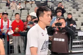 郭艾伦走进乌鲁木齐奥体中心，赵睿大战郭艾伦一触即发#赵睿 #郭艾伦视频封面