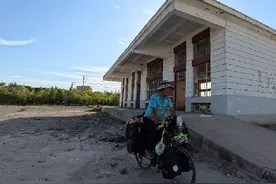 流浪第三年来到新疆和静县，城边露营炒个小菜生活美滋滋视频封面