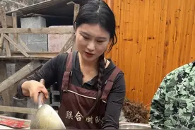 爸爸一直用他这双勤劳的双手和他的厨艺把我们养大成人，今天爸爸亲自教我做了一道新化酒席必不可少的三合汤