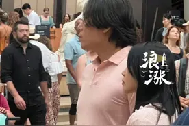 秦昊伊能静牵手逛博物馆 两人穿粉色情侣装 网友: 秦昊是在为演戏增肥吗 57岁的伊能静比秦昊大10岁 两人育有一女 此前伊能静曾发文否认婚变#秦昊 #伊能静视频封面