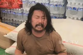 “最美拾荒者”胡雷驰援贵州榕江，取出自己全部存款，捐献19吨物资。胡雷：好的一面留给大家，不好的一面留给我胡雷自己。我是农民家的孩子，不是网红！#百姓喊话胡雷下次来看村超 #胡雷最美拾荒者跪着的巨人 #胡雷 #榕江洪水视频封面