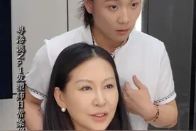 52岁东北富婆神似“张柏芝”！30年没变发型！炸毛头+菱形方圆脸+长下颚，敢全头交我改？直接拎顶尖发型师组队——胎毛刘海一剪，颧骨下颌像被砂纸磨平；后部层次一调，扁平头顶鼓成棉花糖；最后泼上高端仙女发色，仿佛重返20岁！如果你30岁怕脸僵、50岁愁轮廓垮、80岁想俏得亮眼？千万别被“这把年纪”捆住，头发敢换种剪法，岁月就敢给你换张年轻脸，爱美的心，从来不该被年龄圈住！快收藏、分享给你的发型师和好姐妹们！#剪发#染发#烫发#深圳海德发型设计#发型推荐