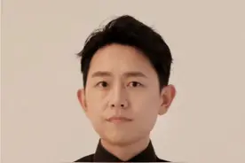 高铁上行李箱无人认领 装有70万元人民币 乘警牵线搭桥帮助失主寻回#高铁 #铁路 #丢东西视频封面