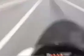 摩托车高速狂飙200km/h，撞上正在变道的货车，生死毫厘之间 太危险！视频封面