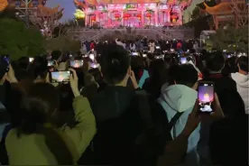 不远千里来到武汉，黄鹤楼亮灯的这一瞬间真的很震撼，相约武汉赏樱花🌸#夜上黄鹤楼 #春暖花开看武汉 #龙腾江湖春至武汉视频封面