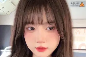 你看哈，有的人比这辆公交车还能装，坐个公交还搞个车钥匙在屁股上一晃一晃的，生怕别人不知道他有宾利，真要开宾利还和我一起坐公交🙄视频封面