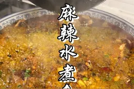 麻辣鲜香烫的水煮鱼，只需3个步骤就能0失败复刻 只需3个步骤，就能0失败复刻的麻辣水煮鱼，鱼肉又嫩又入味，热气腾腾好有烟火气。#水煮鱼 #省饭课代表 #麻辣水煮鱼 #麻辣水煮鱼的做法视频封面