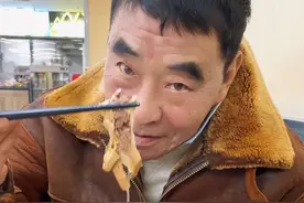 今儿不吃泡馍来咥个水盆，热汤里泡上刚出锅的热烧饼，汤鲜肉烂就一个字“美”#王双宝 #水盆羊肉 #美食 #吃货 #妈呀太香了视频封面