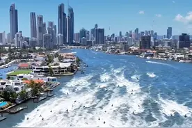 澳大利亚黄金海岸 冲浪者的天堂 澳大利亚东部沿海的假日游乐胜地 这里明媚的阳光 连绵的白色沙滩 湛蓝透明的海水 和浪漫的棕榈林 吸引了世界各地慕名而来的游客 #澳大利亚#黄金海岸#旅行推荐官#冲浪#内容启发搜索视频封面