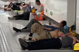 打工人的尊严，就是城市的体面，酷暑时分，郑州地铁接纳了中午来避暑休息的建筑工人，守护着打工人的尊严#郑州地铁 #河南dou知道 #感动瞬间