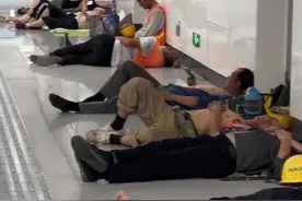 打工人的尊严，就是城市的体面，酷暑时分，郑州地铁接纳了中午来避暑休息的建筑工人，守护着打工人的尊严#郑州地铁 #河南dou知道 #感动瞬间