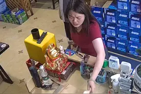 妈妈私自拆开女儿的档案袋，女儿看到后气到崩溃嘶吼，妈妈:我又不知道