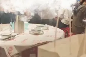 11月16日（发布时间），江西南昌。某餐饮店内，女子带狗进餐厅吃饭不牵绳子，狗狗蹭到大哥身上，狗主人拒不道歉然后双方发生争吵。网友：带宠物进入公共场合应注意。视频封面