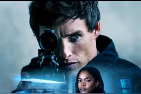 《豺狼之日》第二季：你不可错过的精彩看点 第二季剧情走向： 埃迪·雷德梅恩饰演的豺狼将带领观众进入一个充满悬念和转折的新世界。新剧本据称"令人振奋且引人入胜"，而他在新季中的角色也将更加"神秘莫测"。看来，第二季的剧情将更加扑朔迷离，充满未知。 比安卡的命运：在第一季的结尾，比安卡成为了豺狼的"最后一个受害者"。虽然她似乎真的"领盒饭"了，但新季中可能会有新的英国军情六处特工登场，为剧情带来新的变数。猜猜看，新角色会是谁呢？ 豺狼的家庭危机：豺狼的第二季将面临修复与妻子努里亚关系的重大任务。然而，努里亚还不知道她的兄弟阿尔瓦罗在突袭中丧生，这无疑增加了豺狼的过关难度。与此同时，齐娜与豺狼在布达佩斯达成了共识，共同对抗他们的敌人。 生死盟友：齐娜和豺狼的同盟关系在第二季中将更加紧密。他们将联手灭掉齐娜的雇主蒂莫西，同时蒂莫西也在寻找机会杀死他们。这种生死与共的关系将为第二季带来更多紧张刺激的剧情。#豺狼的日子 #埃迪雷德梅恩 #豺狼的日子第二季视频封面