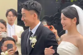 近日，章若瑶大婚，姐姐章若楠低调出席妹妹婚礼，仅在远处观望，偷偷抹眼泪....#章若楠#章若楠参加妹妹婚礼视频封面