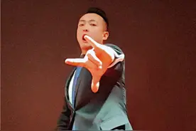 路人王VS立马成王 路人王2024年度总决赛将于1月4日至5日在鄂尔多斯市体育事业发展中心体育馆开打，属于草稿篮球赛事，热血集结，胜者为王，谁能突出重围，成为年度总冠军赢的30W冠军花红，让我们拭目以待吧！#路人王2024年度总决赛 #立马成王 #路人王篮球 #立马大动力电动车 #东方红🔥视频封面