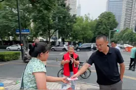 #洛阳 19岁女孩卖红薯挣钱给爸妈看病，有人多付钱，有人直接给钱不要红薯#河南dou知道 #洛阳有爱视频封面