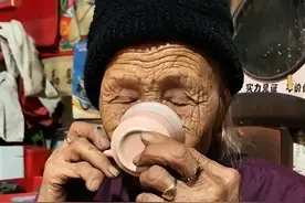 104岁奶奶长寿秘诀 探寻104岁奶奶的长寿秘诀，医生说了就是不听！烟酒糖茶啥也不忌，心态乐观，还有个妹妹101岁，看来基因也很重要！#百岁老人#百岁奶奶#长寿秘诀#心态好#我想知道专家怎么说视频封面