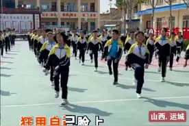 #舞蹈真的可以带动周围的人 #舞台无处不在 #网红舞蹈#操场上从来不缺舞者#校园视频封面