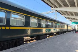 春运还得靠绿皮火车，补票人员400多人，怪不得乘客那么多视频封面