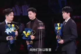 龙队小胖大头颁奖合集～ #马龙 #樊振东 #王楚钦 #微博之夜 #国乒视频封面
