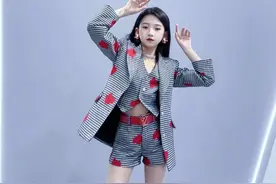 搞怪🤪女孩～百变风格！款款都适合，款款都如意，下次给你来个不一样的披个大花棉袄看看还适合不🤭🤭🤭#潮向自由 #穿出自己的风格 #时髦精视频封面