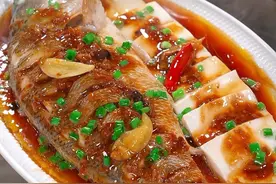 您可一定想不到，把滚烫的开水淋在鲈鱼上再去蒸，搭配嫩豆腐和酱料，蒸出来鲜嫩爽口，非常入味又下饭～