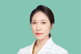 什么是皮肤光老化？ 皮肤老化有生理性老化和外界因素引起的老化，由紫外线照射引起的老化又称 “ 光老化 ”，占据皮肤外源性老化的80%。当紫外线长期作用于皮肤的时候，会让皮肤真皮层中胶原纤维和弹性蛋白降解、细胞外基质的结构遭到破坏、胶原纤维减少、弹性纤维紊乱，还会使皮肤免疫机能减退、细胞更新减缓，从而导致各种皮肤问题的出现。常见的皮肤光老化的后果包括·降低皮肤的抵抗力和弹性，皮肤干燥、粗糙，加深皱纹;脸颊、鼻子和耳朵上有红血丝;雀斑，主要分布于面部和肩部;·脸部,手背,手臂,胸部和上背部的黑色或褪色斑点。所以我们在了解光老化后果后，一定要注意防晒。 #皮肤老化  #健康咨询来小荷  #光老化 #医学科普  #衰老视频封面