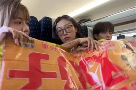 关于e人在高铁上打发时间的方式  #高铁上如何打发时间 #闺蜜 #vlog @一只烤全羊 @雪姨的朋友圈视频封面