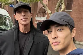 上海出门扔个垃圾都能碰到国际大红人！！ 前两天故宫门口上热搜的 OR 夫妇 出门吃早饭扔完垃圾一回头看见 RickOwens 太神奇了！视频封面
