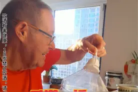 英国大爷又灌一桶，搁东北学会了顾达了（good） 大爷的心头爱，每天晚上雷打不动的3-4杯，无人能劝了，但是大家别模仿啊，他喝得有60多年了，平时也吃很多营养素保护自己#外国人在中国 #跨国婚姻 #英国生活 #记录真实生活 #干巴老头视频封面