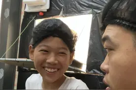 儿子玩游戏把手机摔碎了 谁家有这样败家孩子#看看这小孩在干嘛 #记录孩子的点点滴滴 #小孩子的世界好纯真视频封面