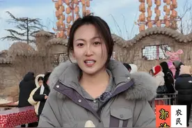 【烤花馍、打铁花，在司徒小镇闹新春】元宵佳节，山西晋城市司徒小镇的热闹不减，年味依旧。跟着记者在司徒小镇用旺火烤花馍，看村民自导自演的社火表演，欣赏创造了吉尼斯纪录的百人打铁花，在热气腾腾中迎接新的一年！#新春走基层 #春风万里行 作者：农民日报·中国农网记者 郭诗瑀视频封面