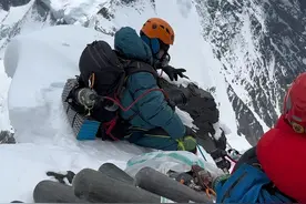 世界第二高峰乔戈里峰（也称为K2，海拔8611米， 也是新疆第一高峰），艰难朝着顶峰挺进，这里海拔7145米。为什么要登雪山？做自己喜欢的事情，用自己喜欢的方式度过一生，仅此而已。人生海海，不过尔尔，人生其实没什么意义。#乔戈里峰 @DOU+小助手 @抖音短视频