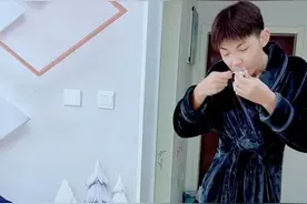 没办法，三个孩子太难养了，还是出去闯一闯吧，哎，说不出的心酸和无奈，今天让你们仨在高兴一晚吧，明天找不到妈妈了都不许难过哦😭#亲子#萌娃#双胞胎#人类幼崽成长计划 #家庭@抖音创作小助手 @抖音短视频 @DOU+上热门 @DOU+小助手视频封面
