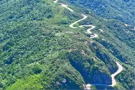 阳山秤架有条真正的广东天路，38公里海拔抬升1700米，888道拐让自驾摩旅爱好者纷至沓来。#广东天路 #广东第一峰#五一假期热门旅游目的地视频封面