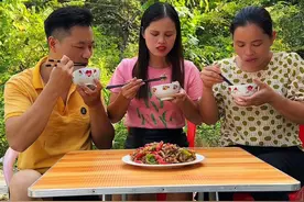 可恶的花姐竟然把青蛙倒我身上#我的乡村生活 #农村美食