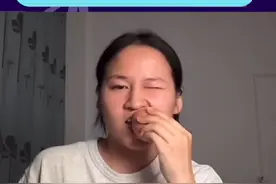 #方头明直播吃桃 咱就是说姐还是一如既往，又被姐油到啦～#方头明 #娱乐评论大赏视频封面