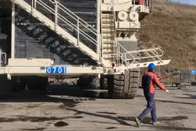 新出炉的国产巨无霸卡车。#现场实拍 #大国重器 #百吨王