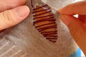 袜子破了这样缝了还能穿，简单易学#生活小妙招 #针线活儿 #针线小妙招