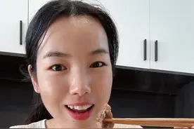 一个菜的减脂餐，番茄滑牛肉，适合减脂期，也适合家里小朋友啊～ 经常有姐妹说牛肉不嫩的，可以试试这一款，番茄滑牛肉，没什么难度技巧，注意一些小细节就行，做出来的牛肉嫩嫩滑滑，一点儿都不会柴。不只是适合减脂期，更适合家里的小朋友们呢～#日常做饭 #我的厨房日记 #低卡低脂餐 #生活化减脂 #减肥日常vlog