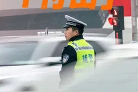 寒风中的“暖男”交警，帅到犯规！❄️ 寒风刺骨，车流拥挤的十字路口，他依然身姿挺拔，指挥着川流不息的车流。却依然挂着温暖的笑容，仿佛冬日里的一抹暖阳，照亮了每一位路人的心。
#交警 #警察 #公安 #抓拍瞬间 #随拍视频封面