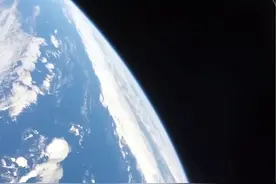 空间站上拍摄到的真实一幕 宇航员出舱检修时看身后的地球会恐惧吗？住在空间站上每天可以绕地球飞行16圈，每90分钟就可以看到一次日出和日落。从太空视角看地球，是一种非常震撼和美丽的体验，它可以让我们看到地球的真实面貌，也可以让我们感受到地球的脆弱和珍贵。#探索宇宙 #科普 #科普一下 #知识科普 #知识视频封面