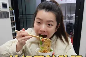 很多粉丝想跟我丈母娘学炒红薯粉，今天拍了详细做法，这样炒出来的红薯粉太好吃了！#妈呀太香了 #干饭了 #护肤分享视频封面