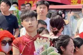 高考最后一天 人群中最靓的仔 姐姐害羞的没眼看了😂#旗袍送考 #祝孩子们金榜题名 #祝学子旗开得胜金榜题名 #2025高考 #宿州自媒体分会视频封面