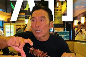 一不留神，我就被这只美味的鸭脑壳给“绑架”了！咔嚓一声，辣中带香，简直是舌尖上的“笑弹”，谁尝谁知道，不服来战！🤔 #大竹美食 #成都新市民#郑浩南美食探店#抖音美食新探#夏天吃烧烤好city啊视频封面