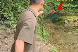 神秘水潭每小时出水上百吨到底从何而来？ 贵州深山发现神秘水潭，潭水深不可测冰冷刺骨，每小时出水上百吨，这么大的泉水到底从何而来？#不可思议 #神秘 #探索发现 #避暑度假到贵州 #揭秘视频封面